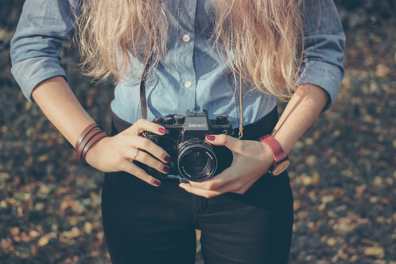 photographe-CABRIS-min_hand-person-girl-woman-camera-photography-614-pxhere.com