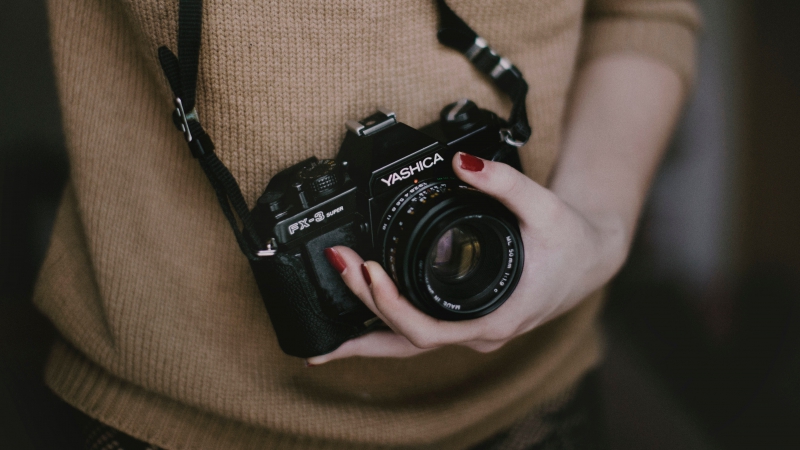 photographe-CABRIS-min_woman-camera-photography-photographer-slr-dslr-319-pxhere.com